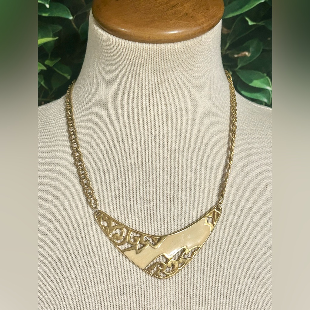 Vintage 1970s Gold Tone Cream Enamel Necklace 20”